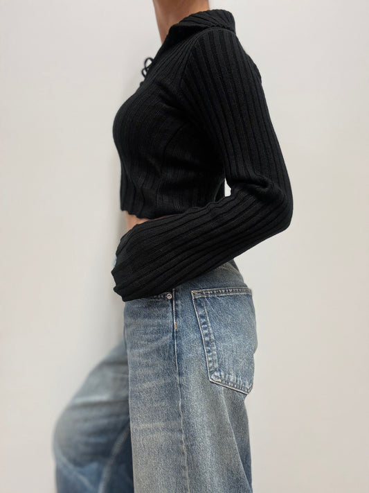 Zwarte ribgebreide crop top met vetersluiting