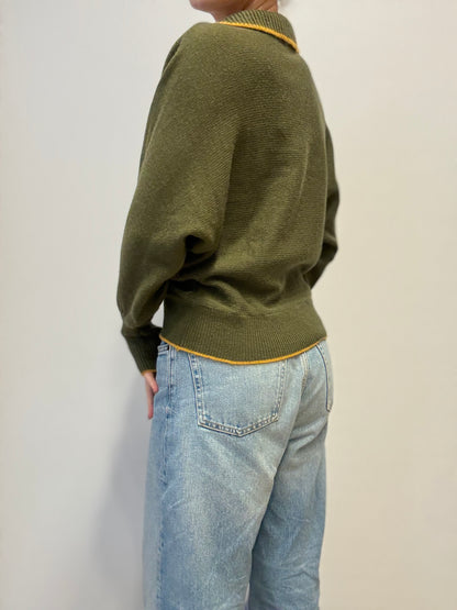 Vintage Groene Trui met Gele Accenten en Knoopdetail aan de Hals