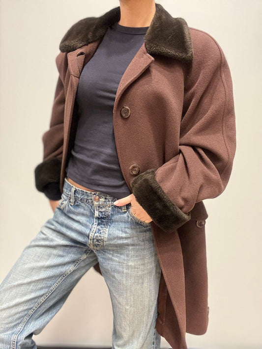 Lange bruine jas met wol details