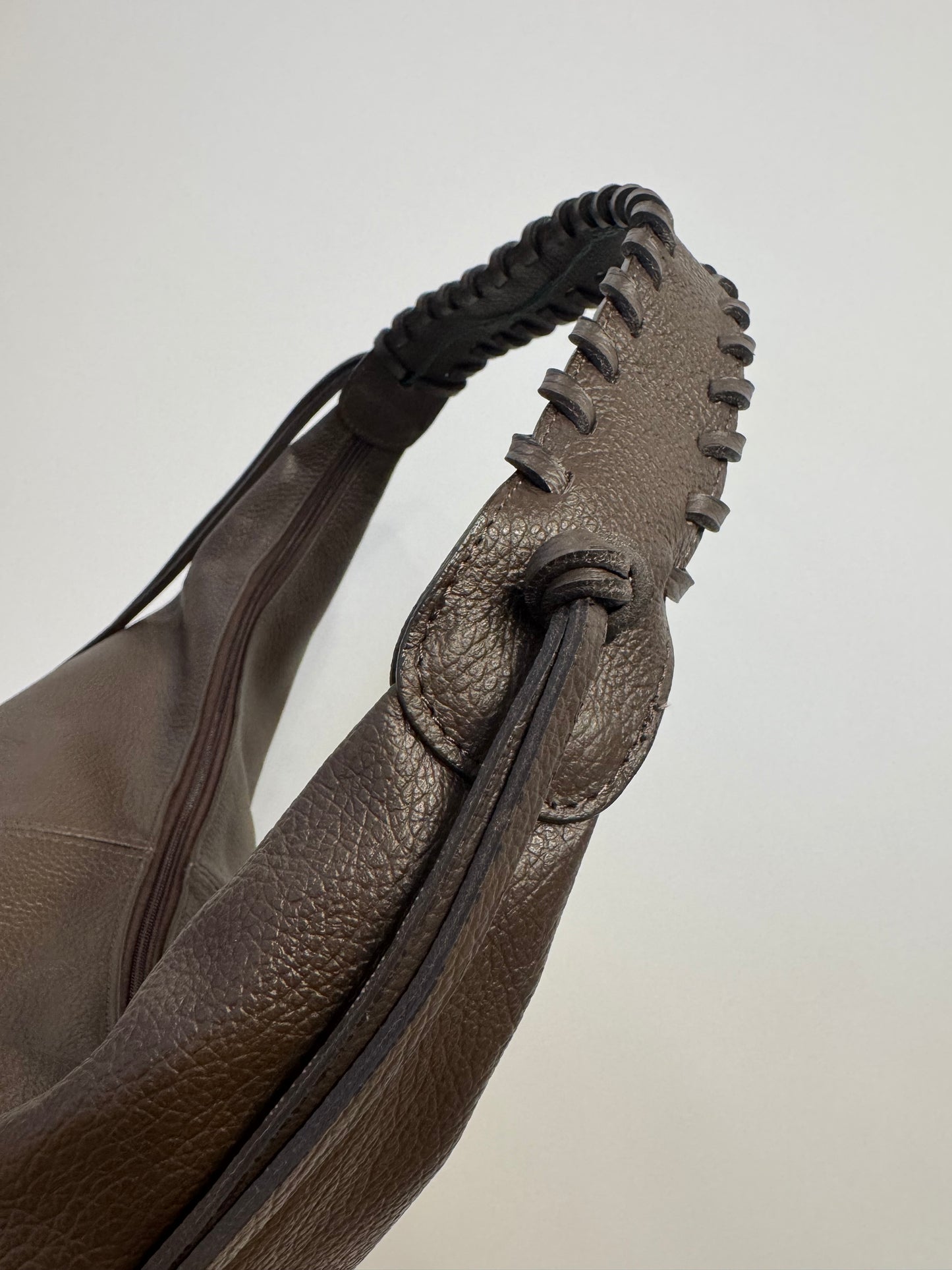 The AVEA tas leer donkerbruin