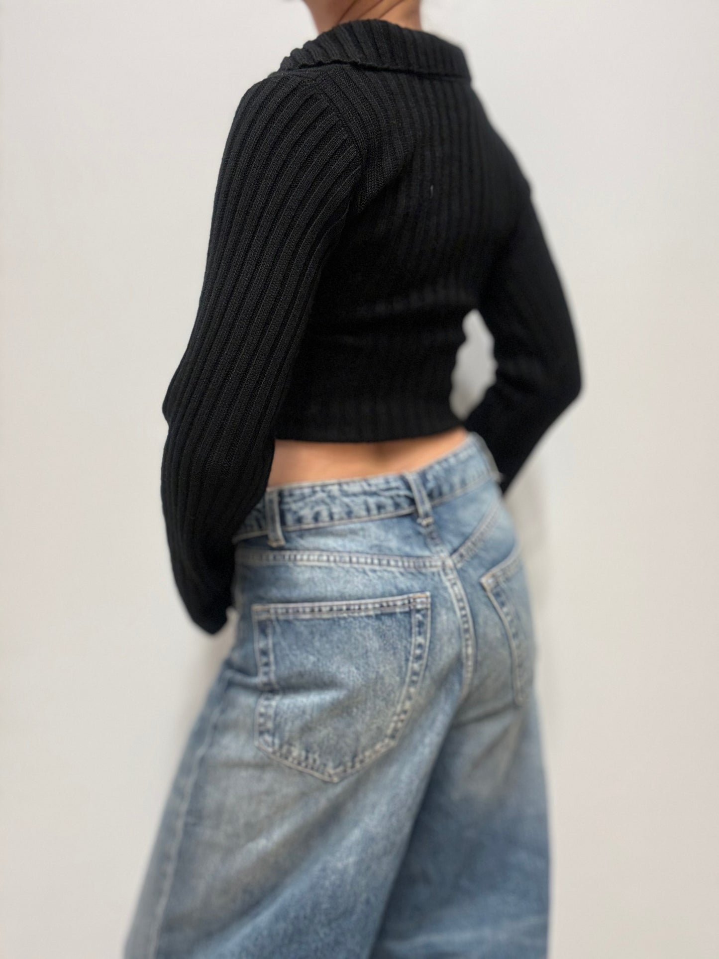 Zwarte ribgebreide crop top met vetersluiting