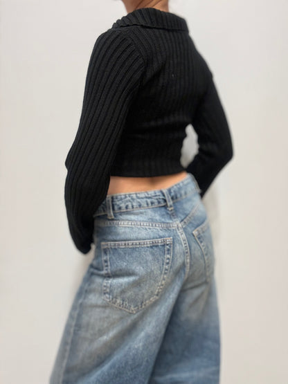 Zwarte ribgebreide crop top met vetersluiting