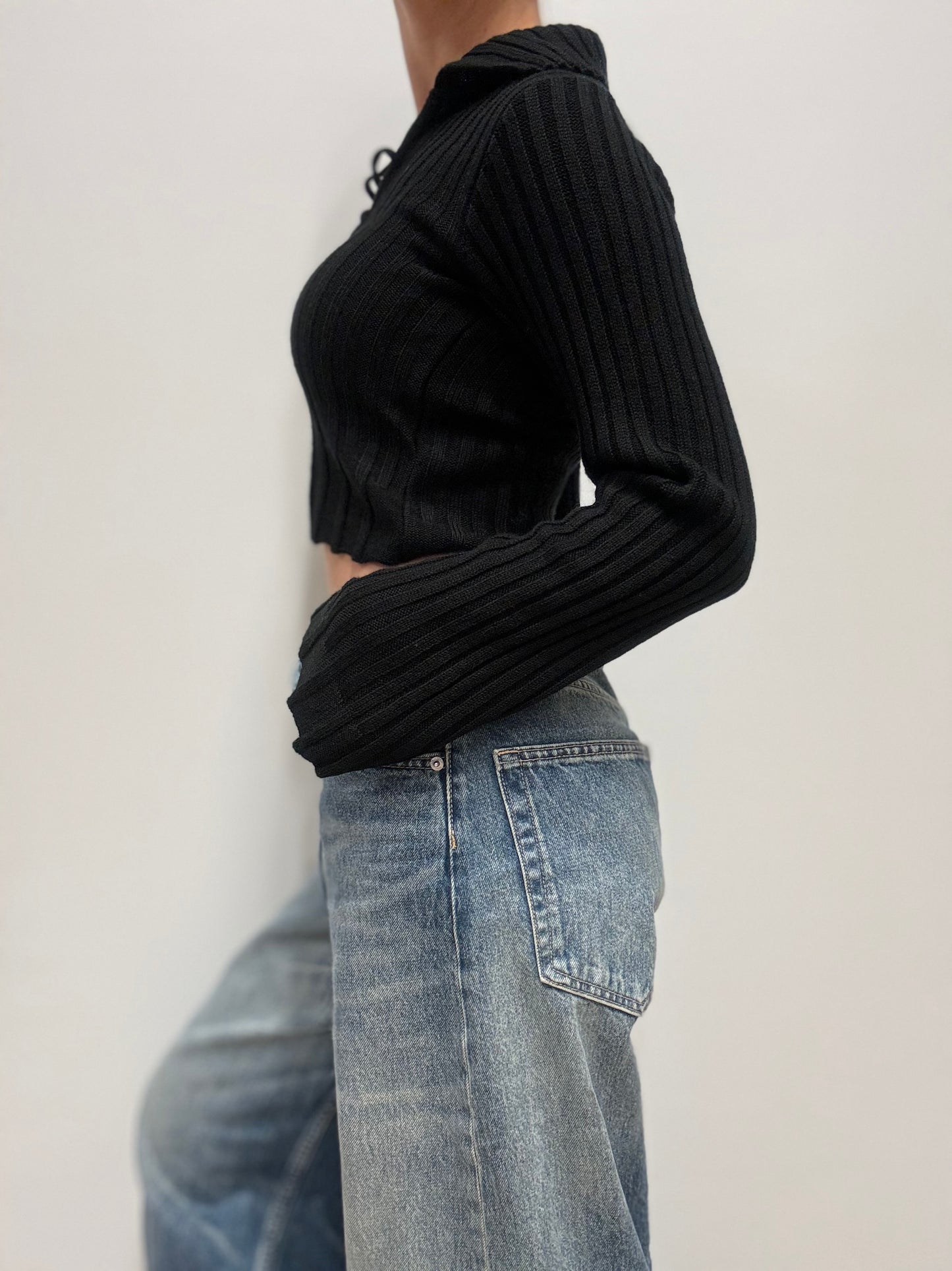 Zwarte ribgebreide crop top met vetersluiting