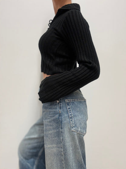 Zwarte ribgebreide crop top met vetersluiting
