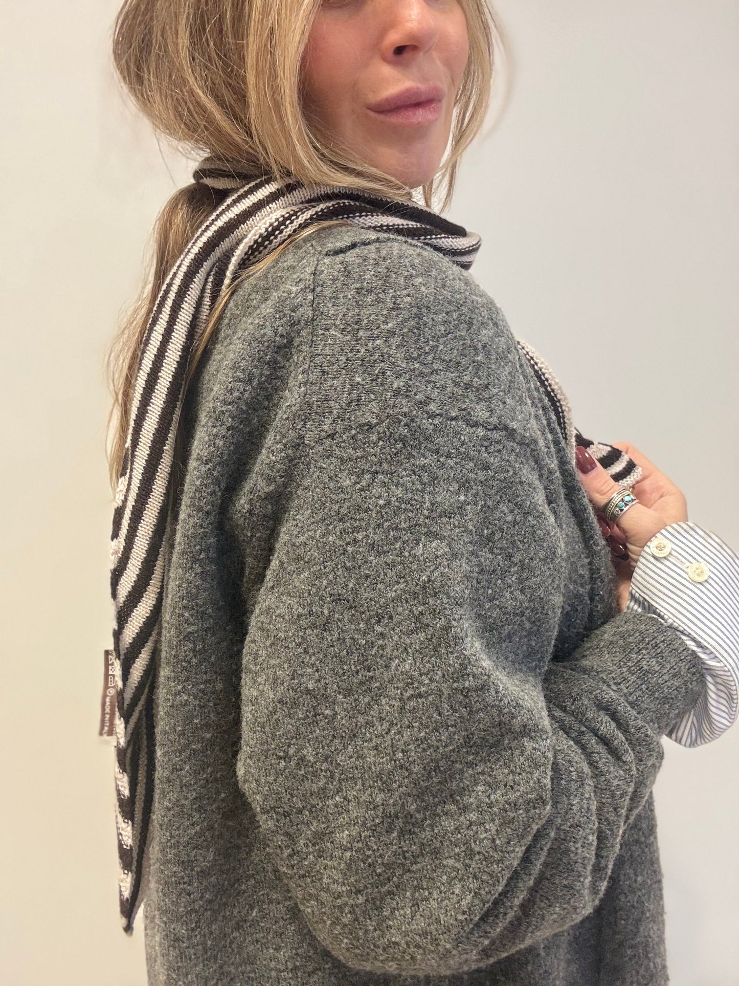 Wollen sjaal met donkerbruine streepjes