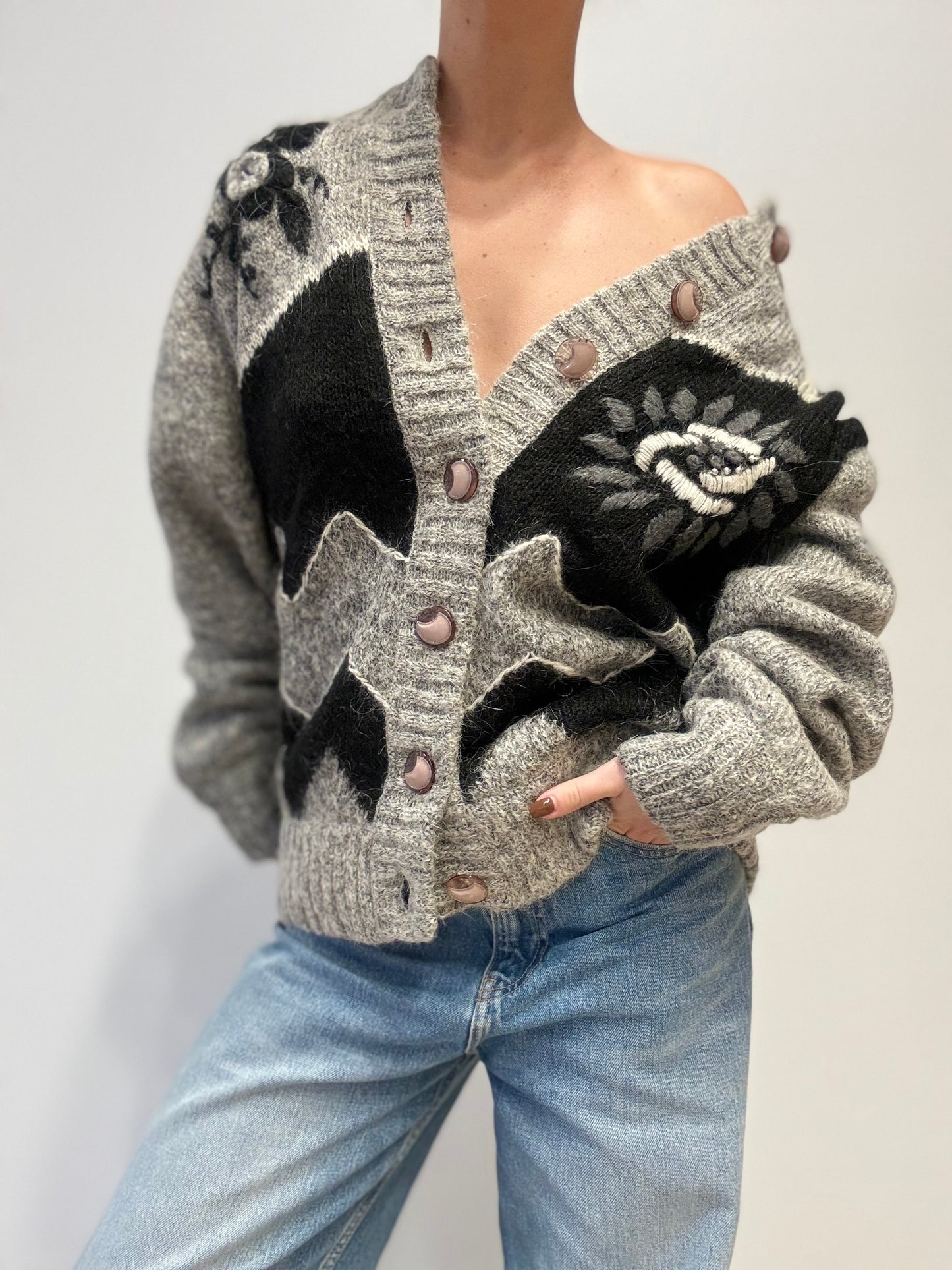 Jan Eva Gebreid Vest met Bloemenmotief – Grijs/Zwart