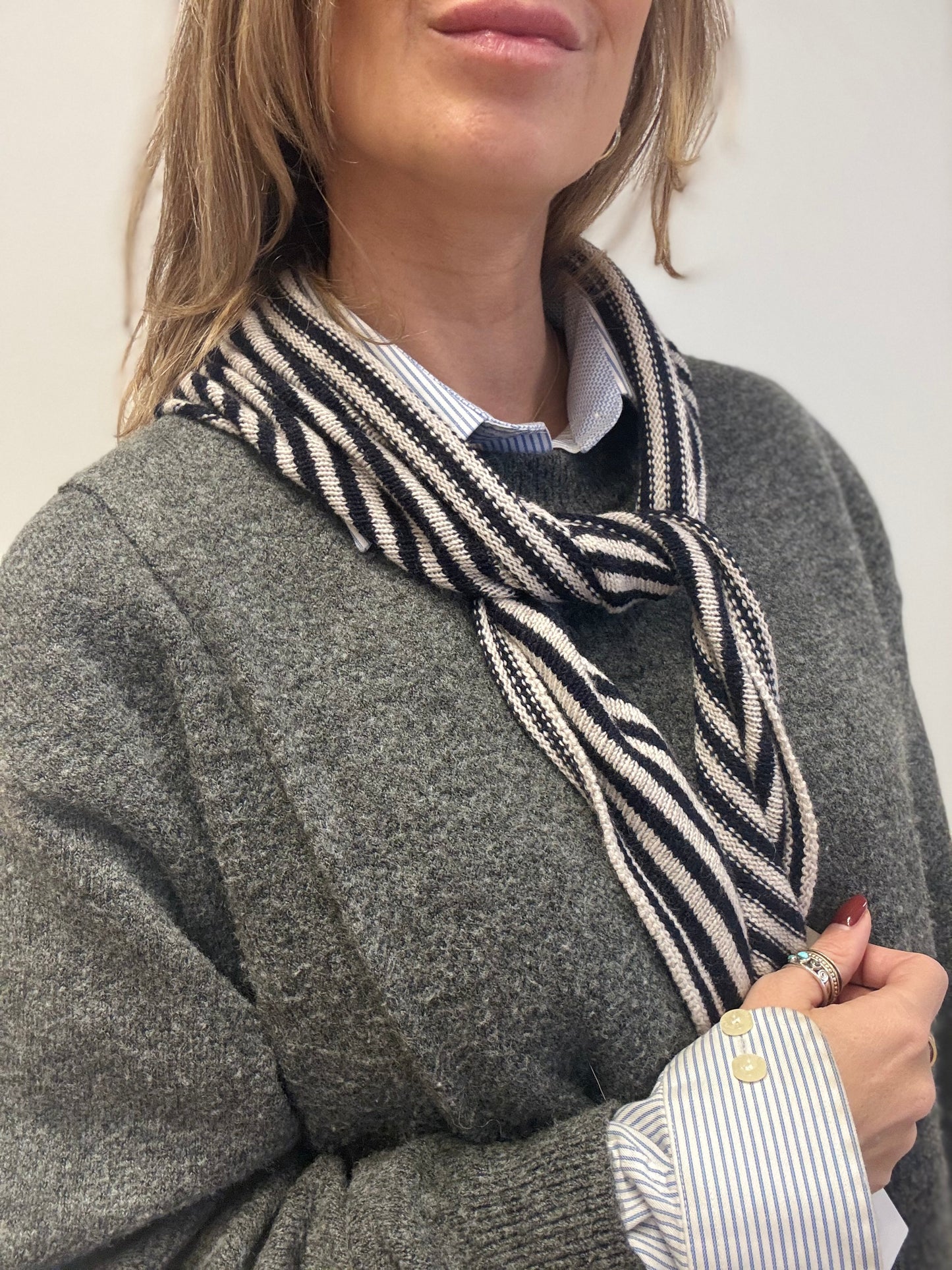 Wollen sjaal met donkerblauwe streepjes