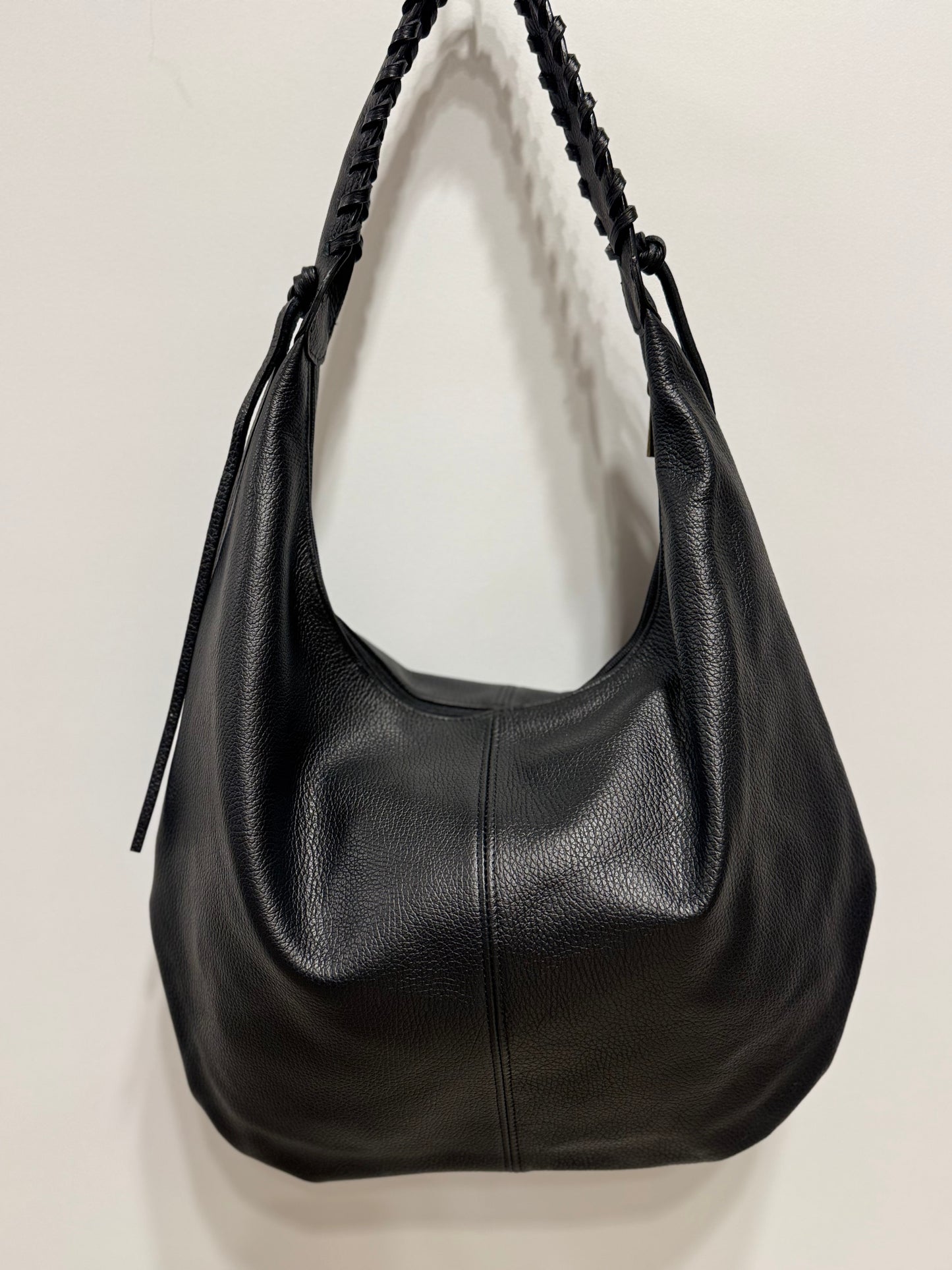 The AVEA tas leer zwart