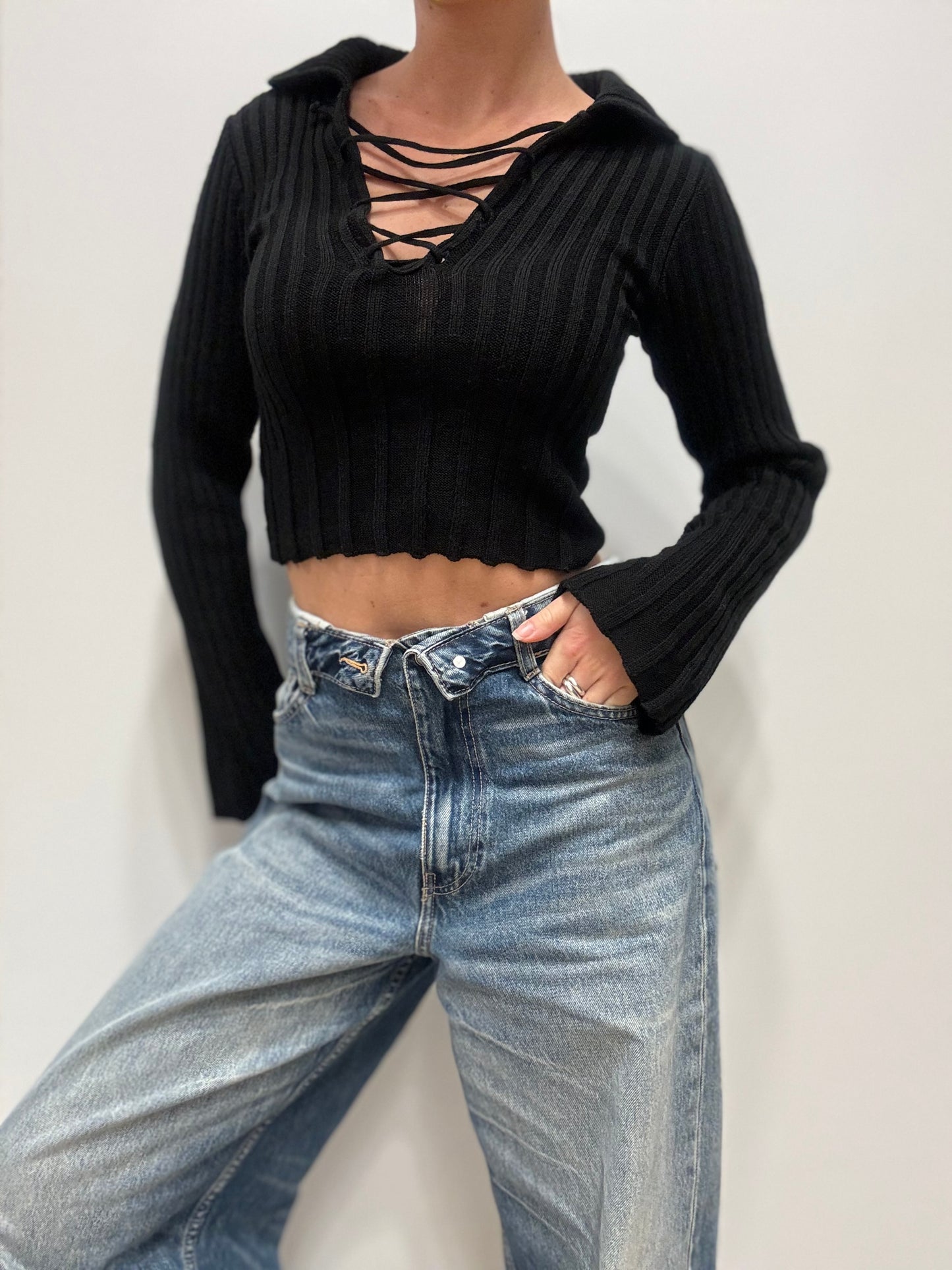 Zwarte ribgebreide crop top met vetersluiting