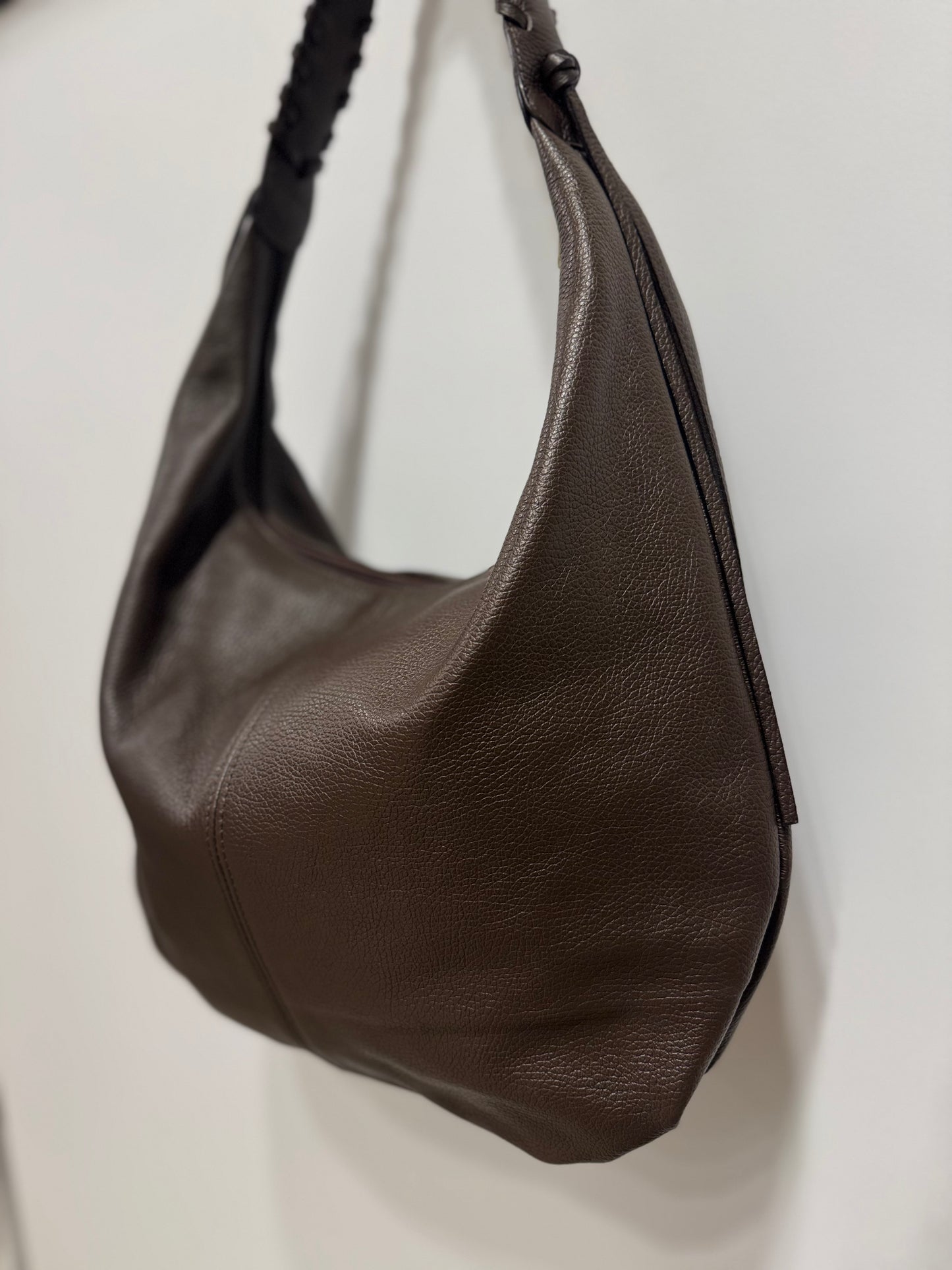 The AVEA tas leer donkerbruin