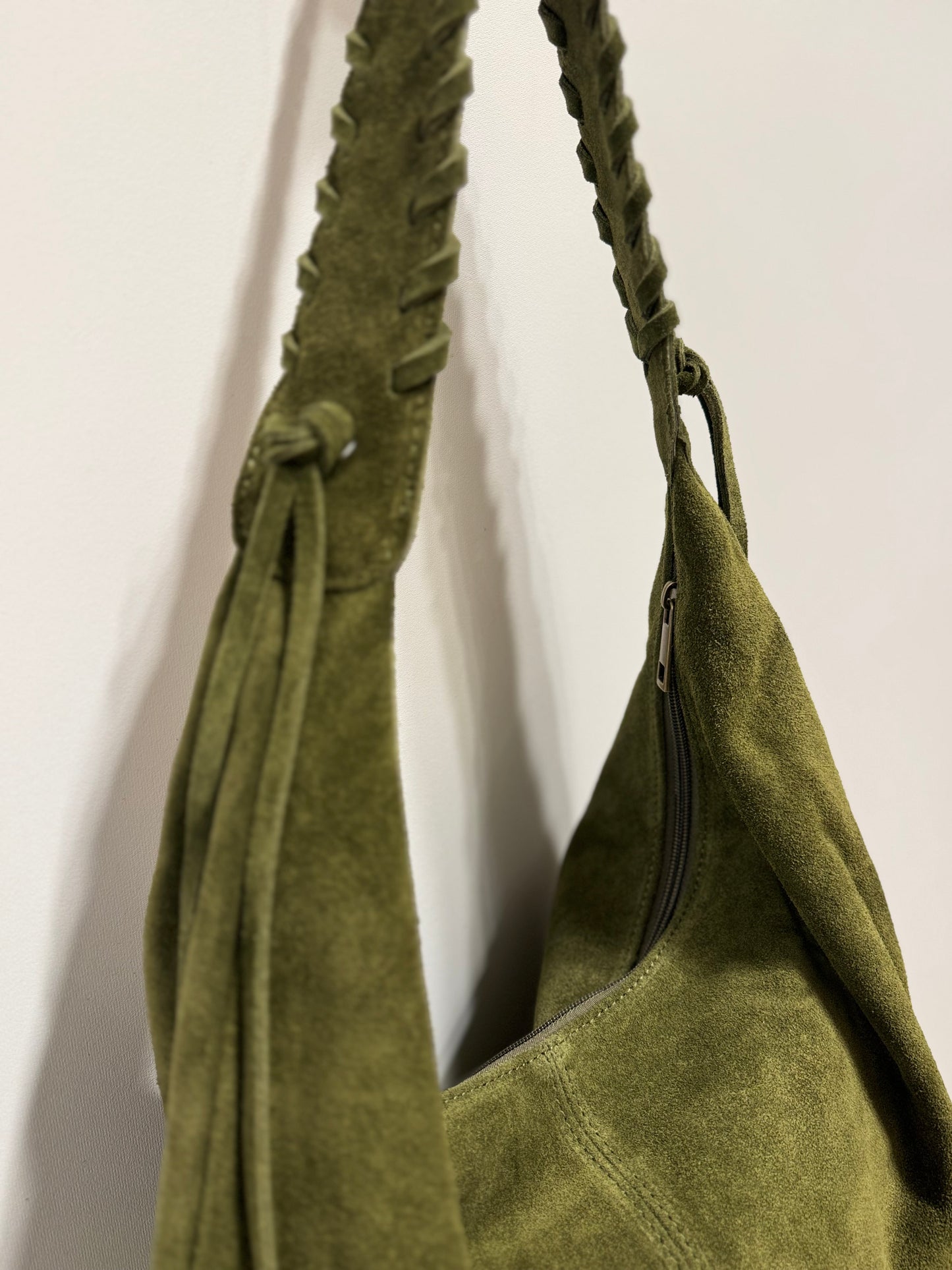 The AVEA tas suede mosgroen