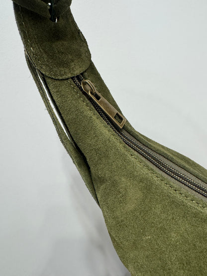 The AVEA tas suede mosgroen