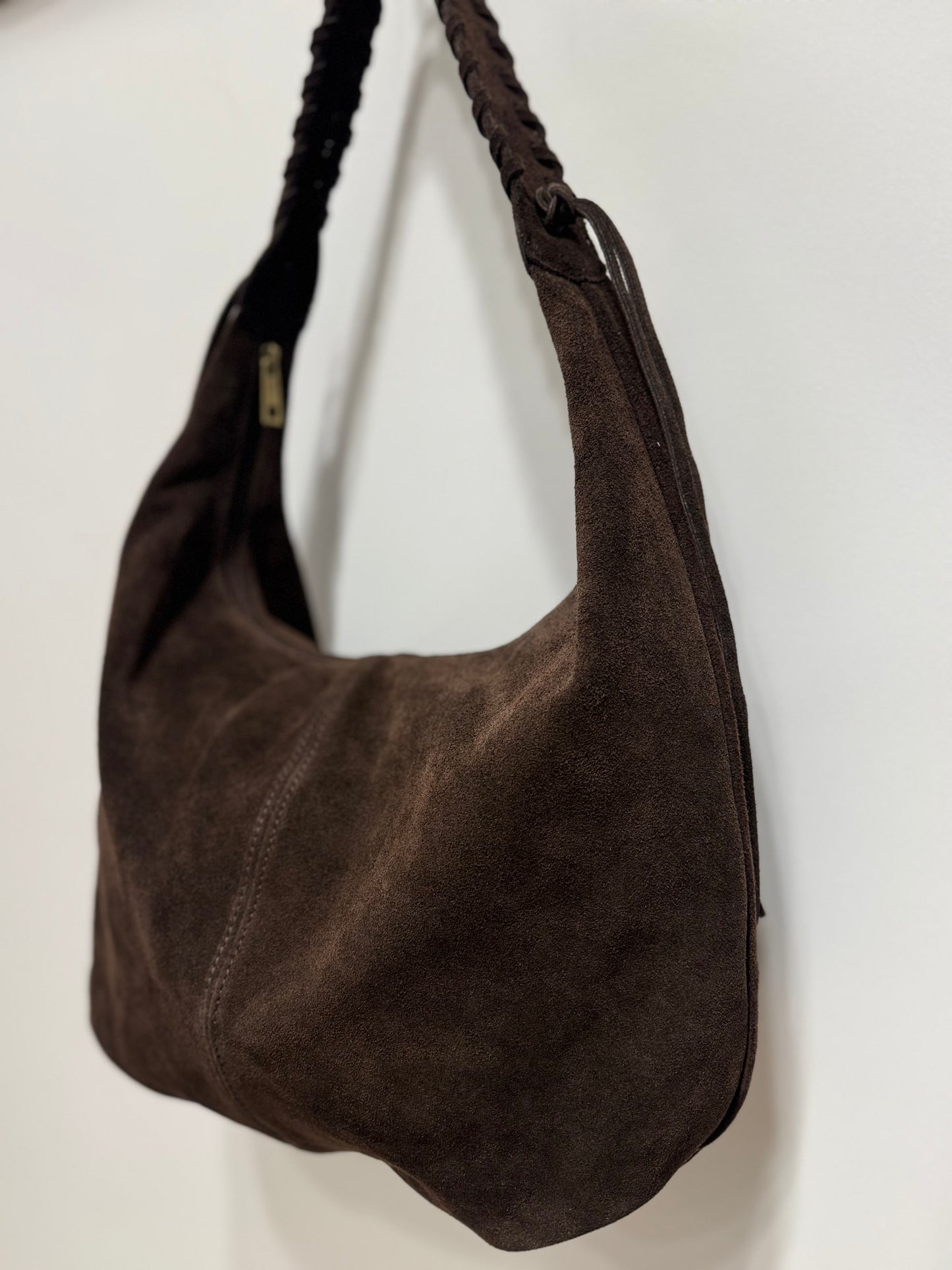 The AVEA tas suede donkerbruin
