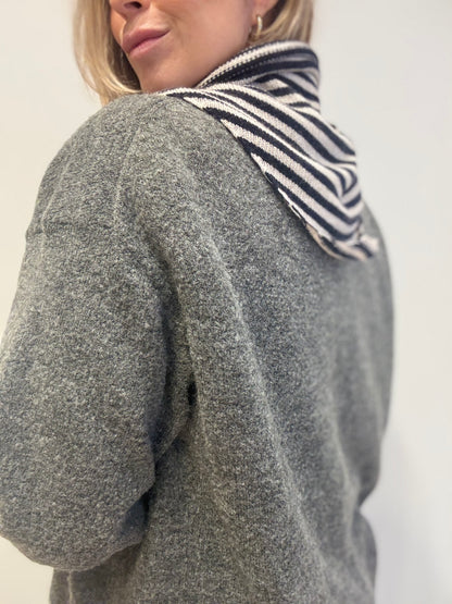 Wollen sjaal met donkerblauwe streepjes