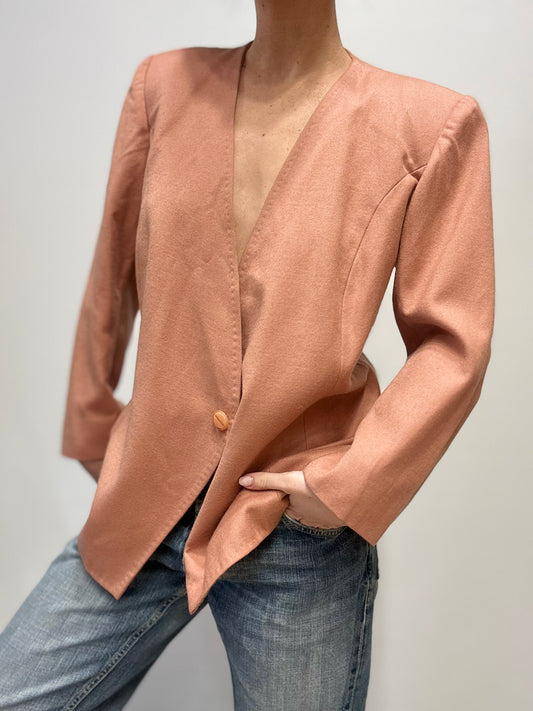 Zalmkleurige blazer met diepe V-hals