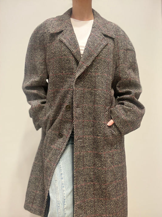 Vintage jas met zwarte en rode ruiten.