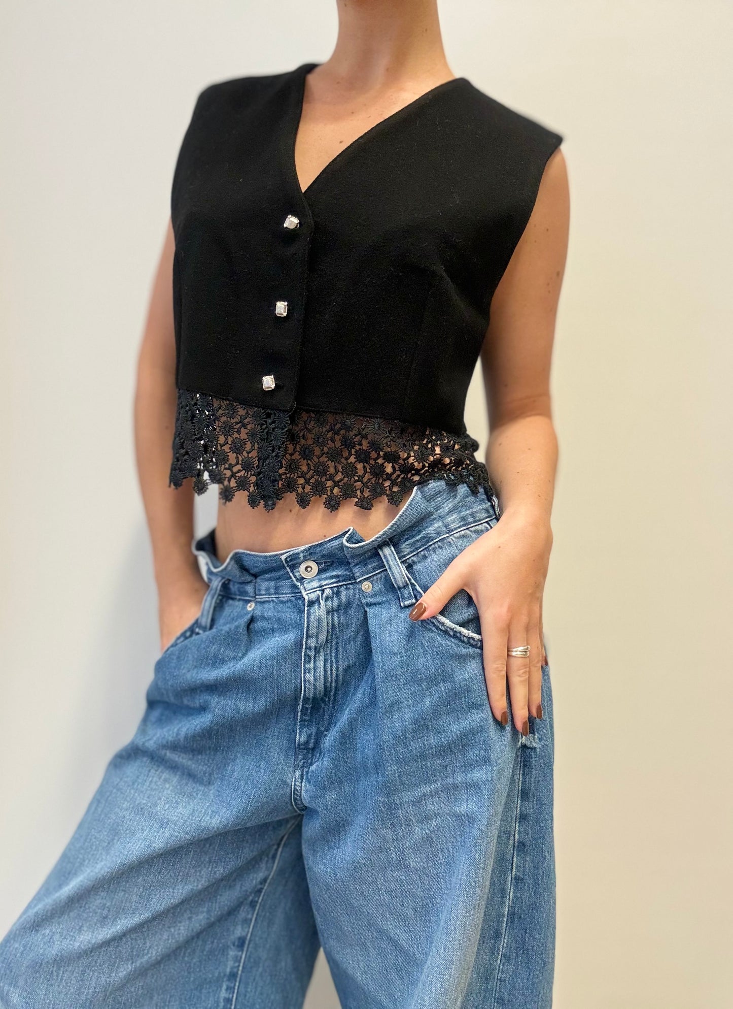 CM Giemme Zwarte Gilet met Kant en Strassknopen