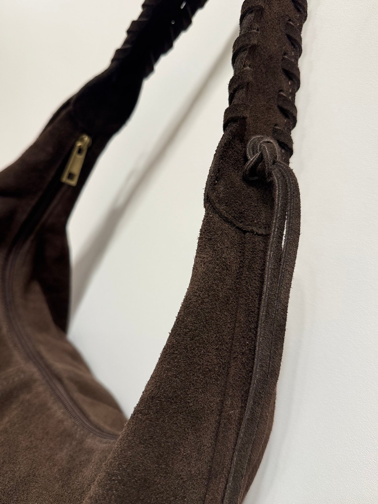 The AVEA tas suede donkerbruin