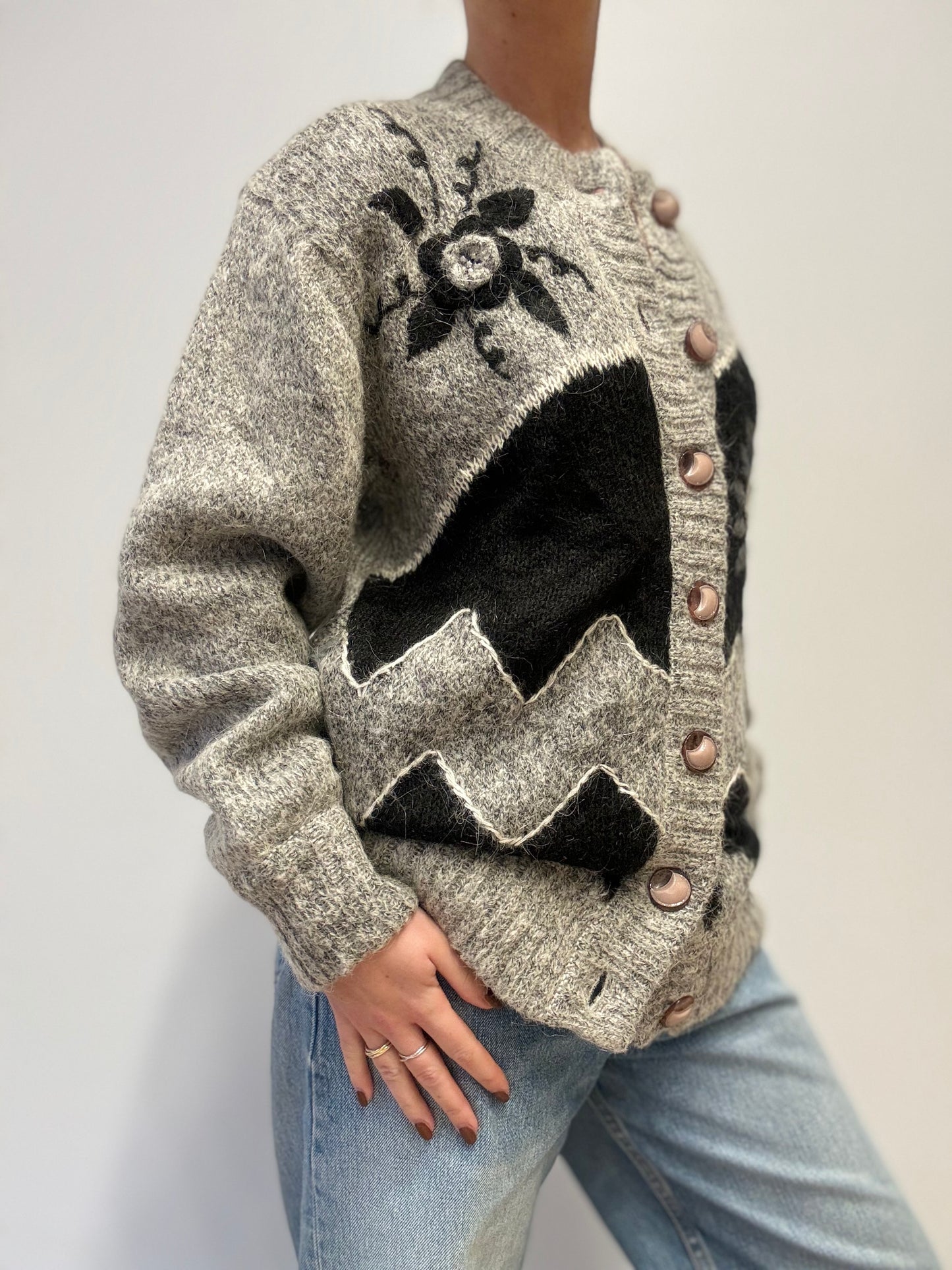 Jan Eva Gebreid Vest met Bloemenmotief – Grijs/Zwart