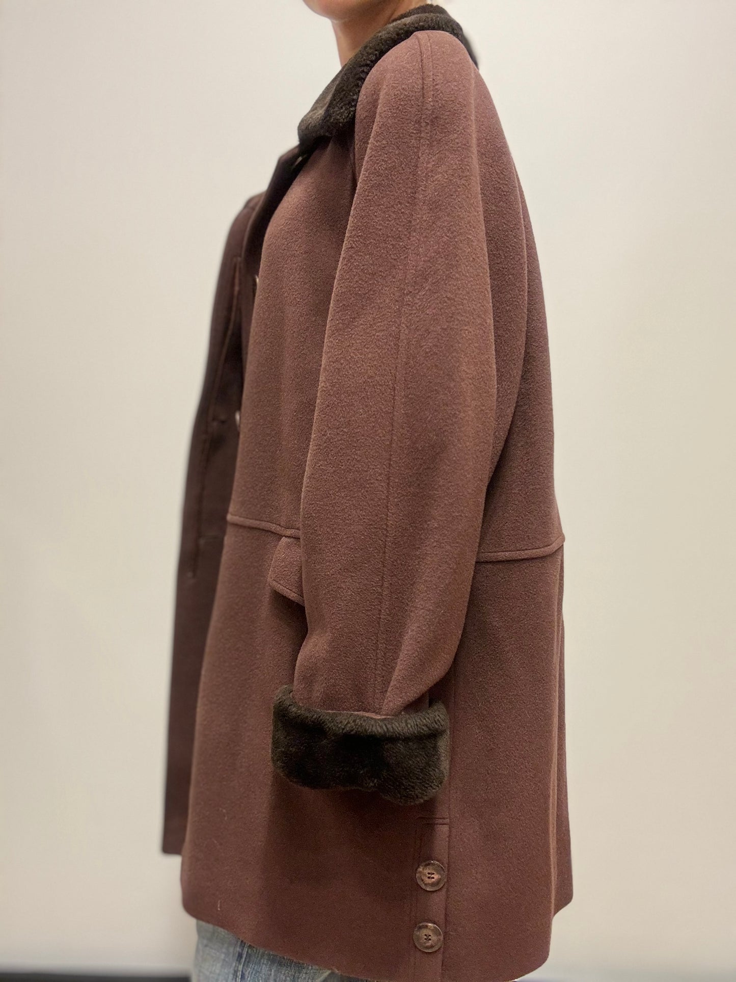 Lange bruine jas met wol details