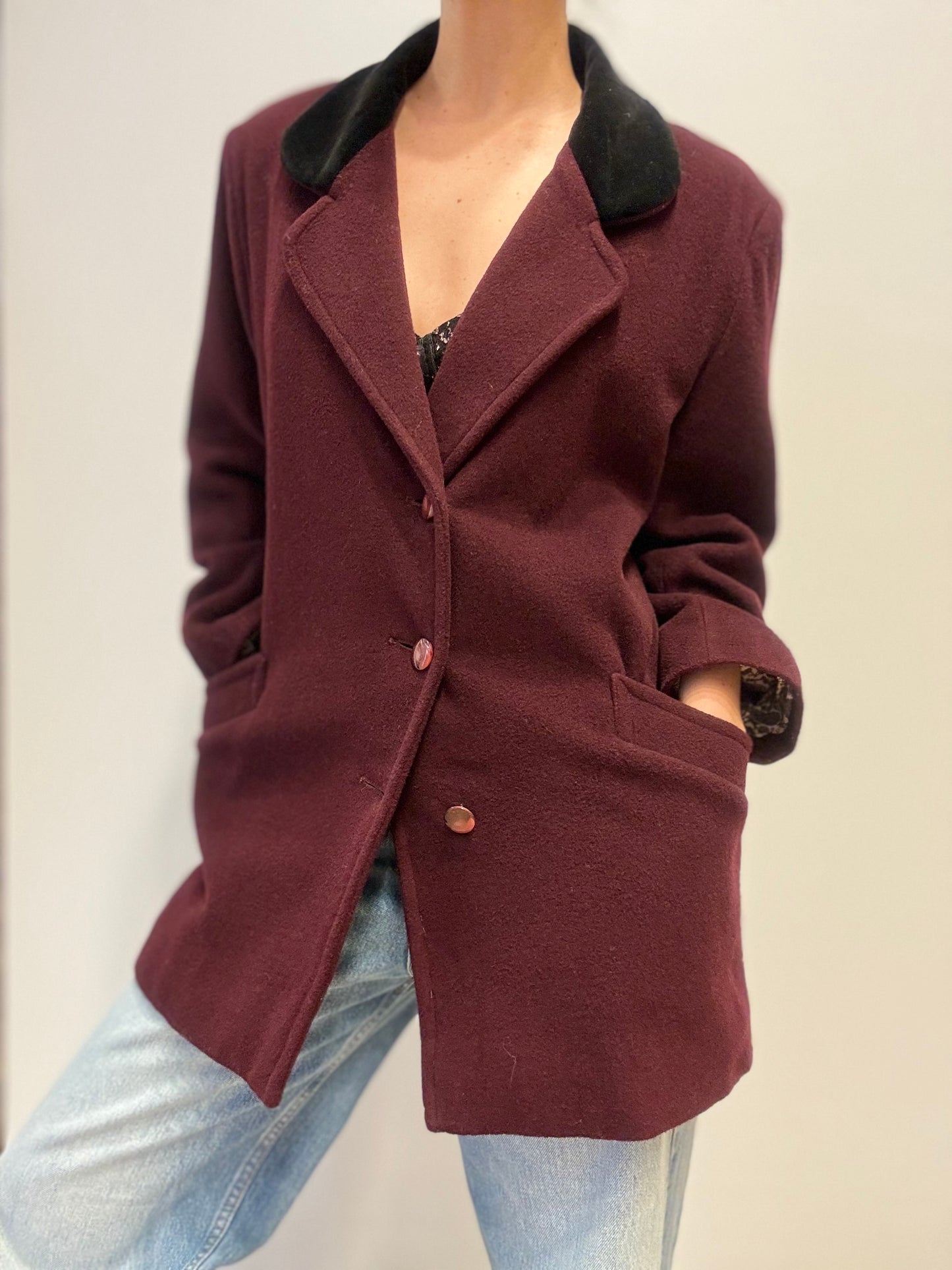 Made in Italy Bordeau Rode Jas met Zwarte Fluwelen Kraag