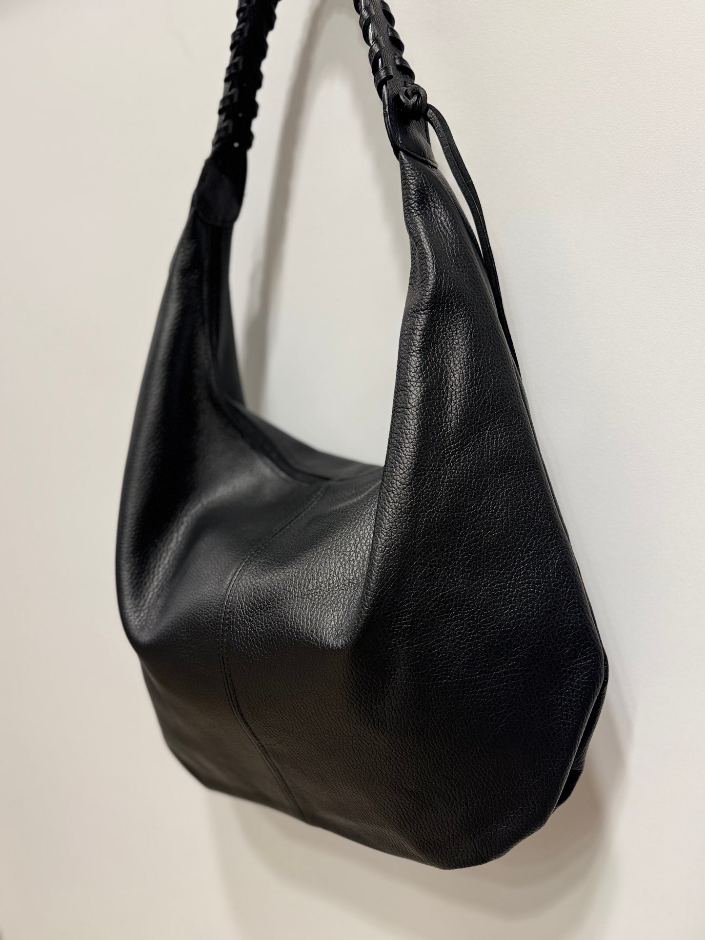 The AVEA tas leer zwart