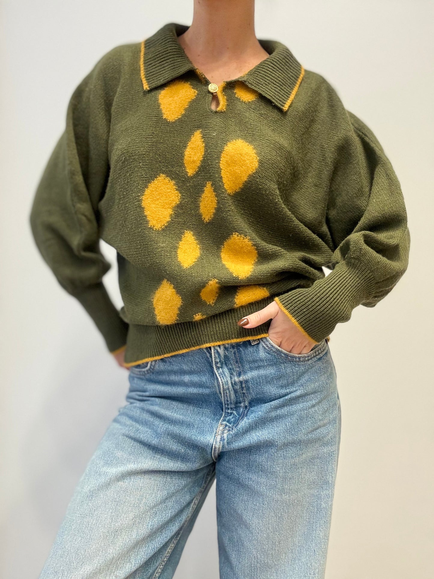 Vintage Groene Trui met Gele Accenten en Knoopdetail aan de Hals