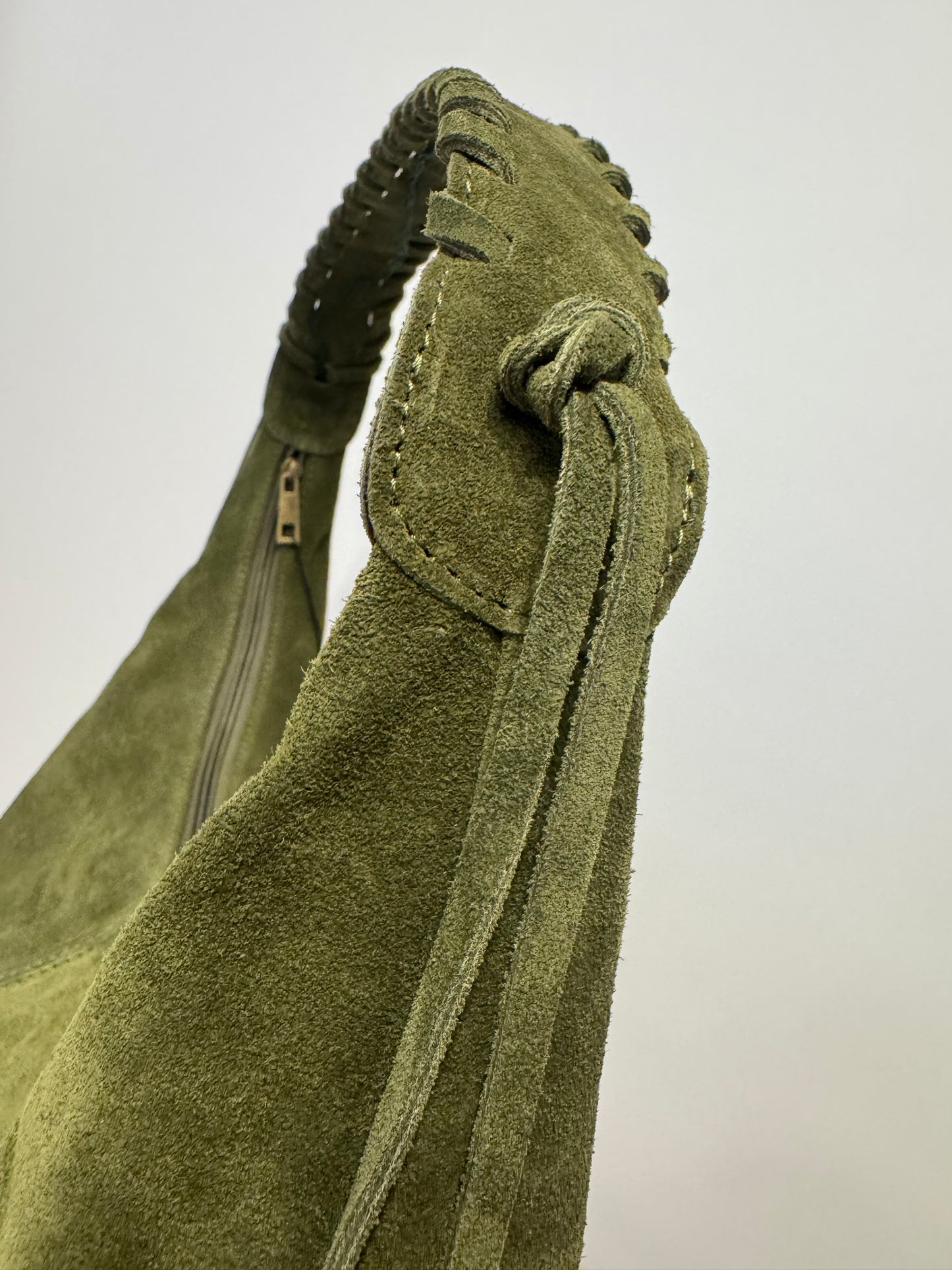 The AVEA tas suede mosgroen