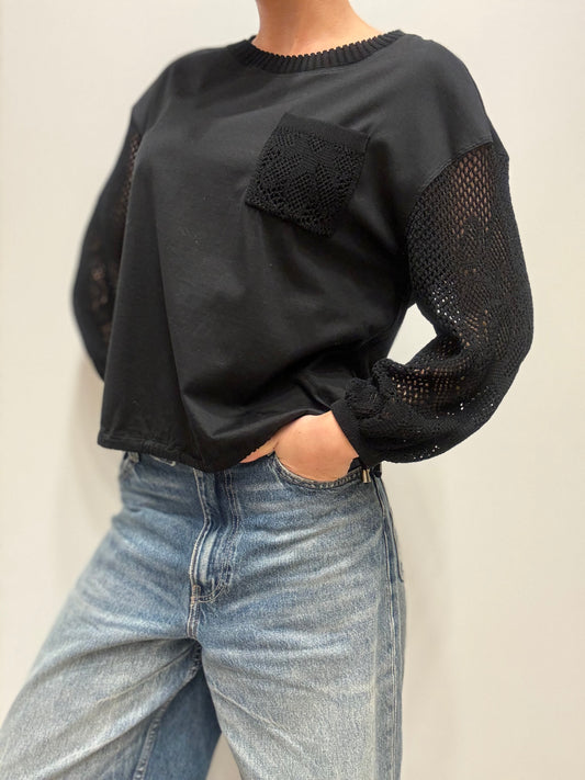 Zwarte sweater met crochet mouwen