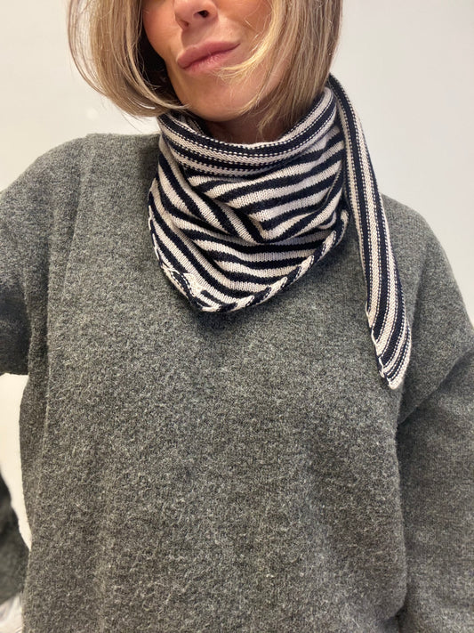 Wollen sjaal met donkerblauwe streepjes