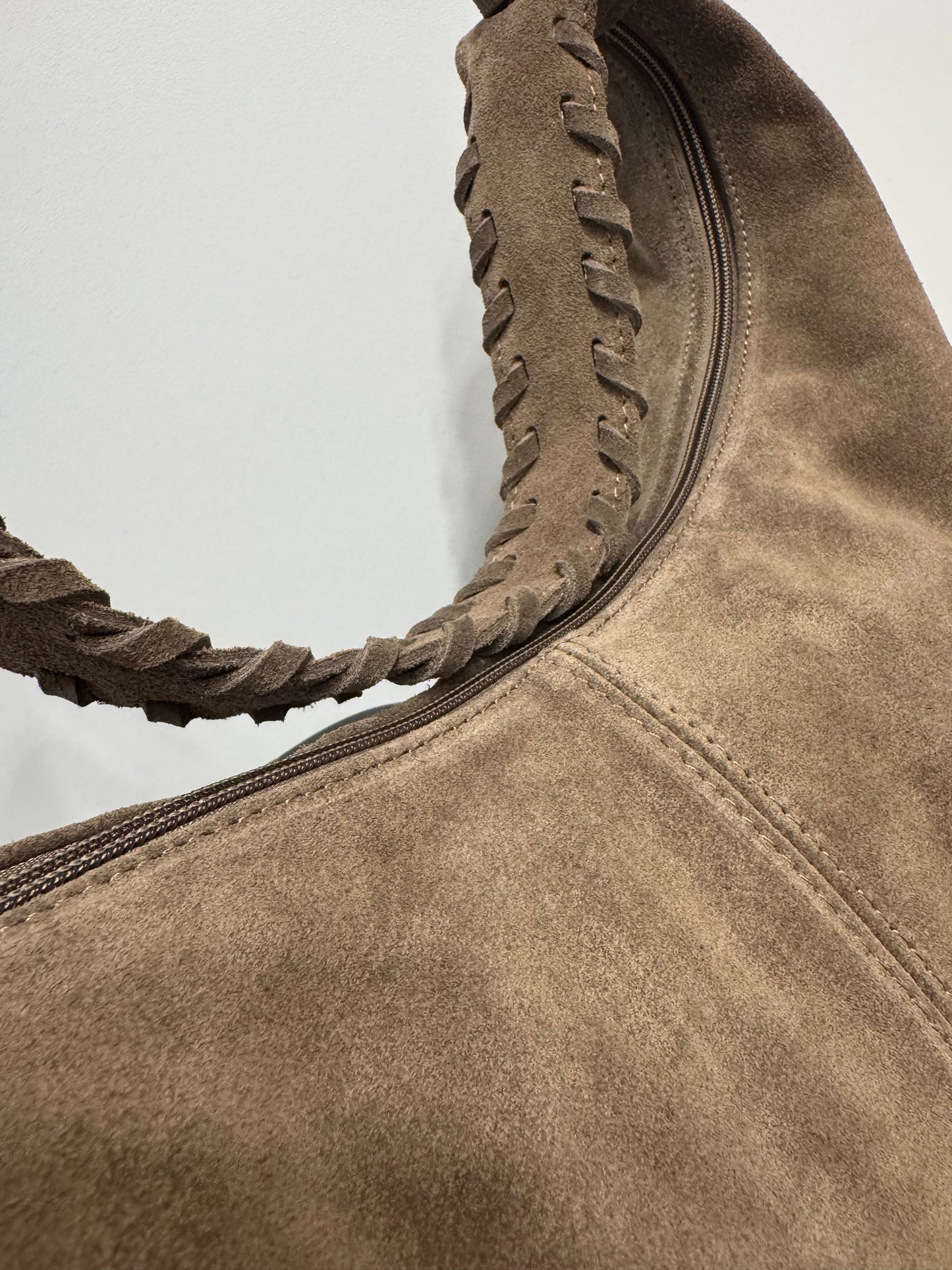 The AVEA tas suede taupe