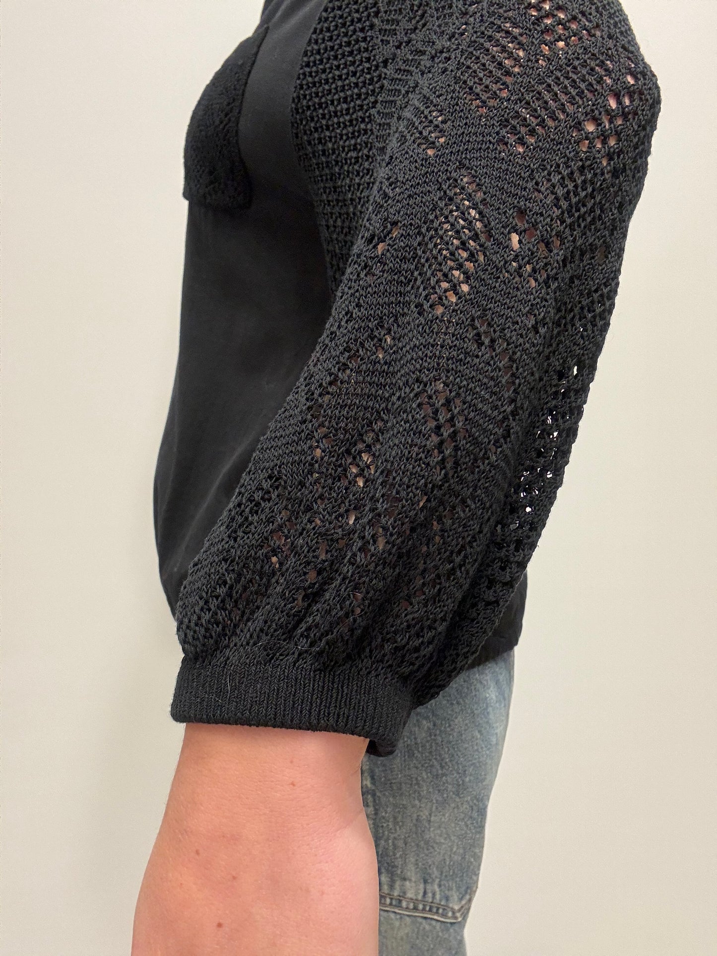 Zwarte sweater met crochet mouwen