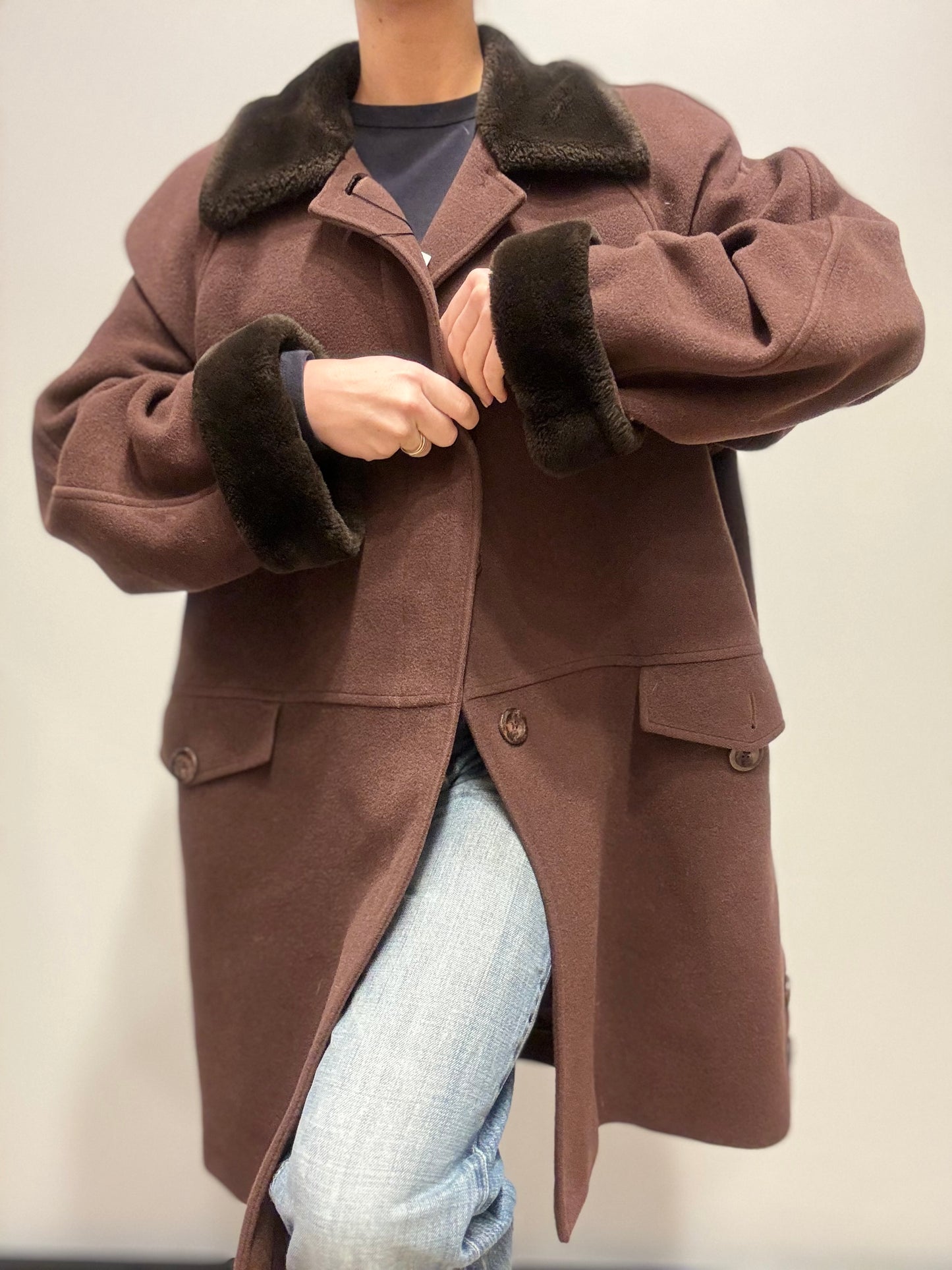 Lange bruine jas met wol details