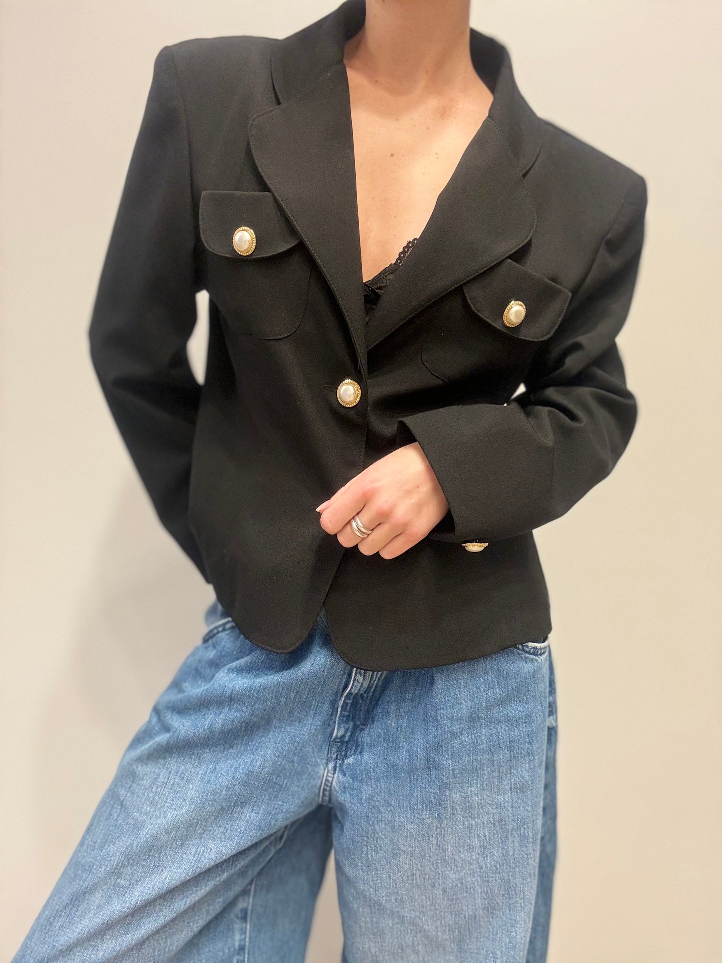 Zwarte blazer met parel knopen
