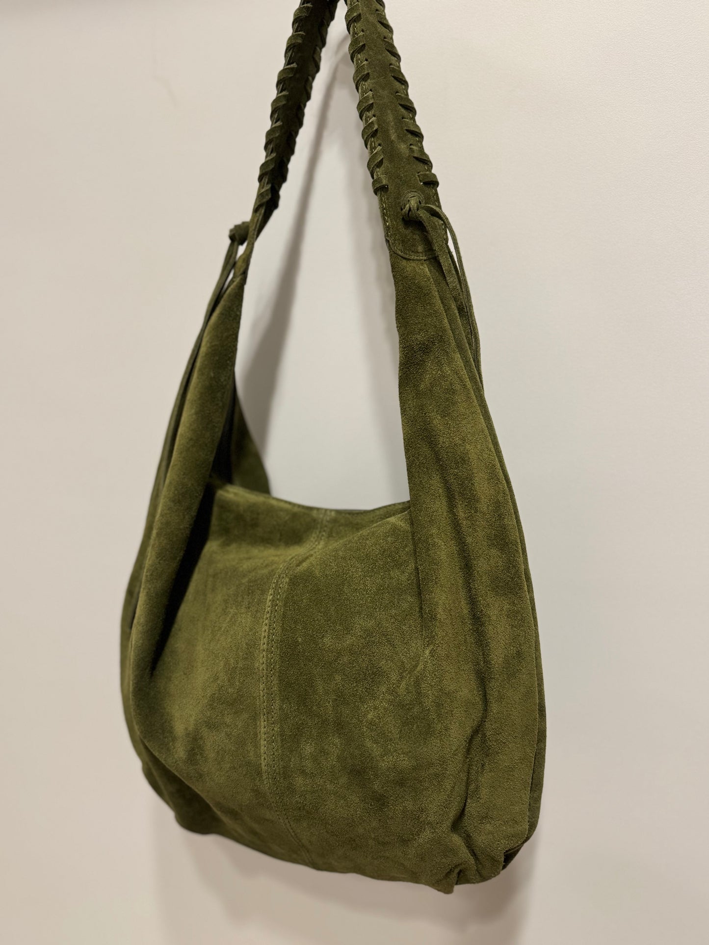 The AVEA tas suede mosgroen
