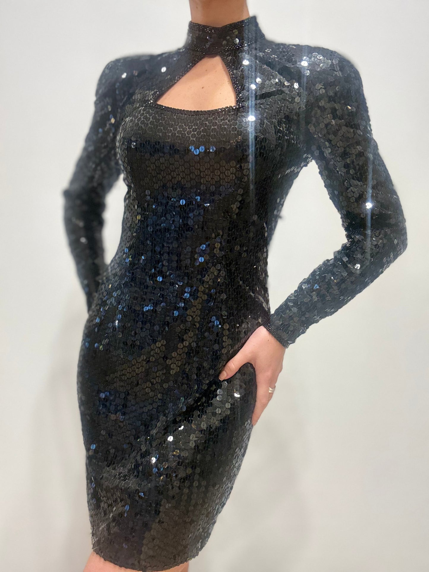 Zwarte pailletten open mini jurk