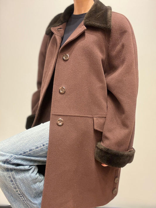 Lange bruine jas met wol details