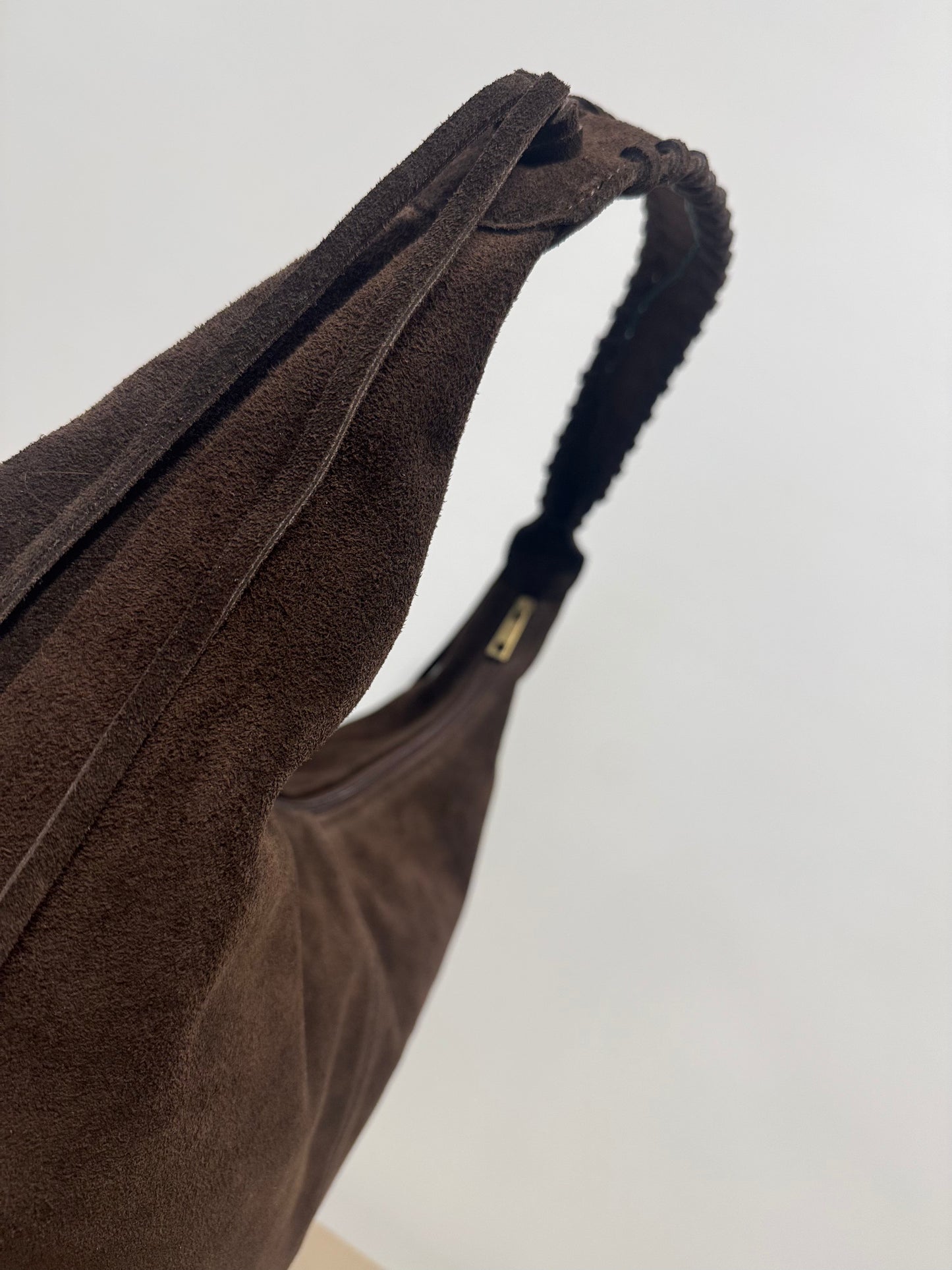 The AVEA tas suede donkerbruin