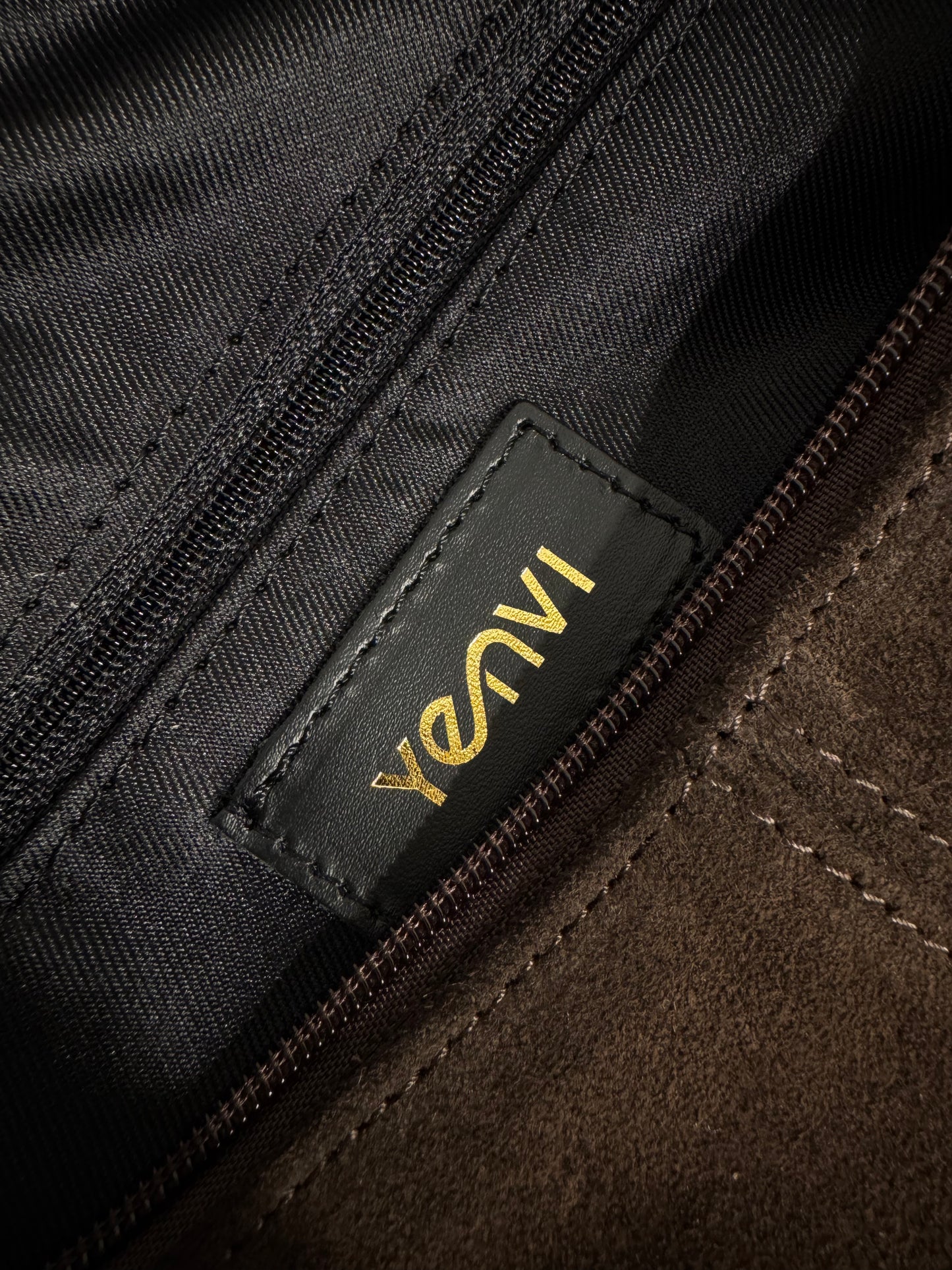 The AVEA tas suede donkerbruin