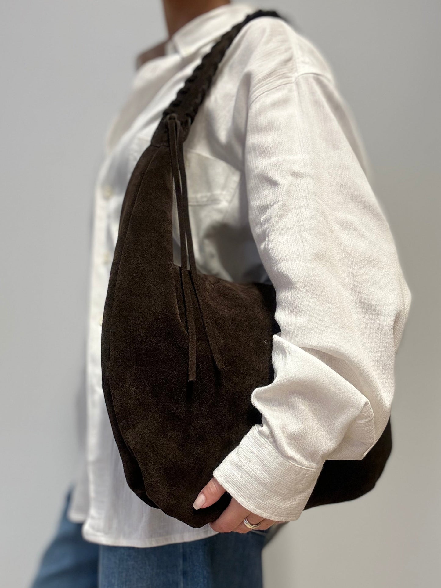 The AVEA tas suede donkerbruin