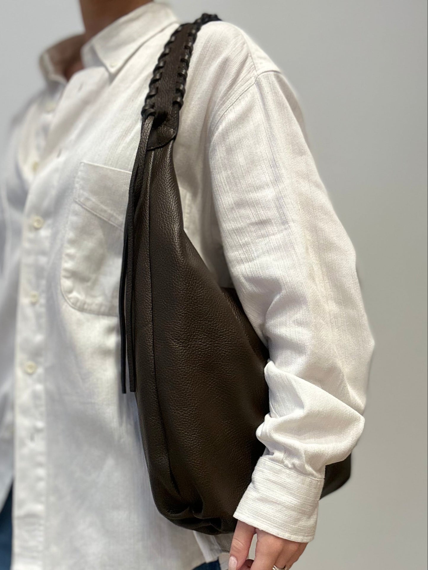 The AVEA tas leer donkerbruin